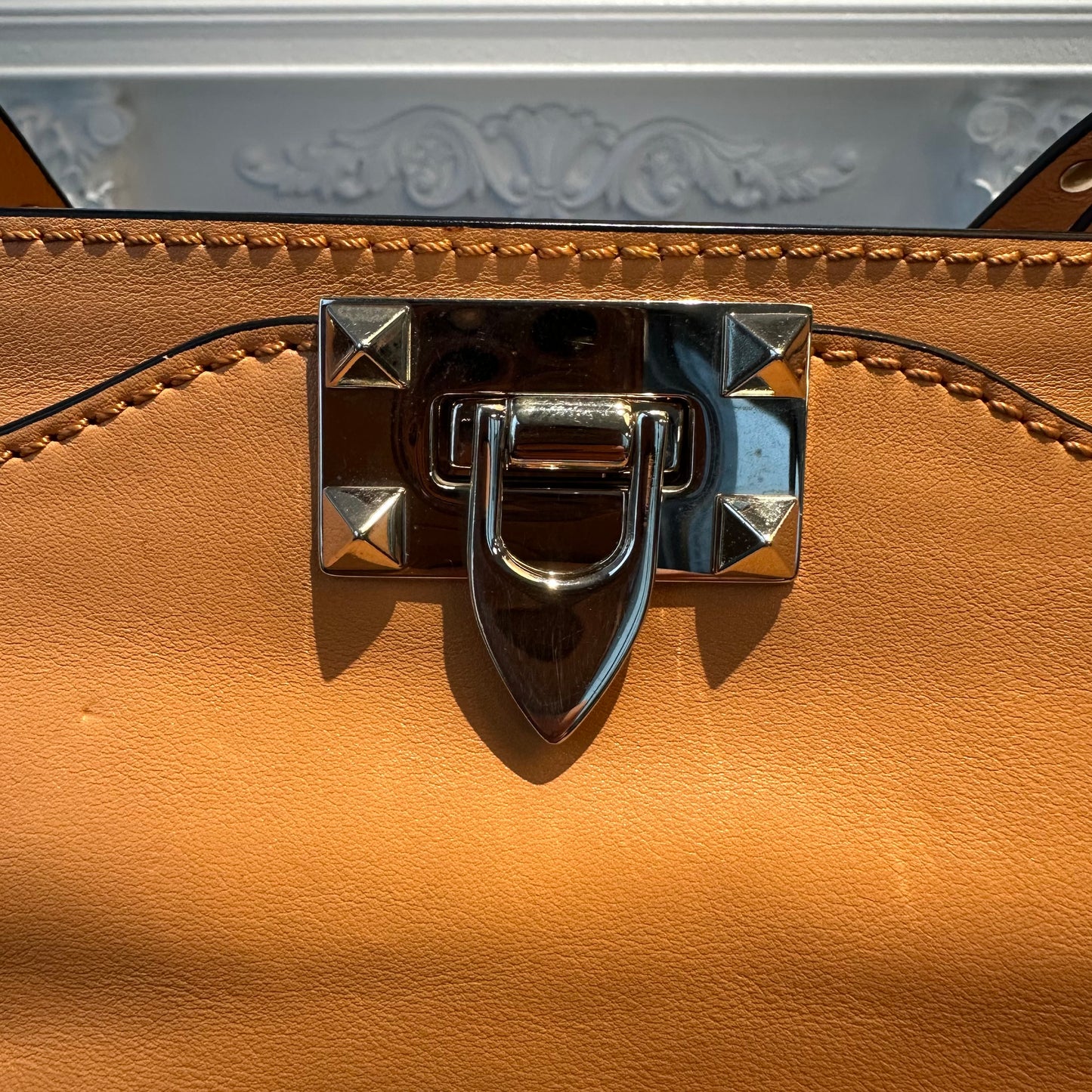 【#241】Pre-owned Valentino Garavani Rockstud Large Tote Bag Beige Grained Calfskin Leather