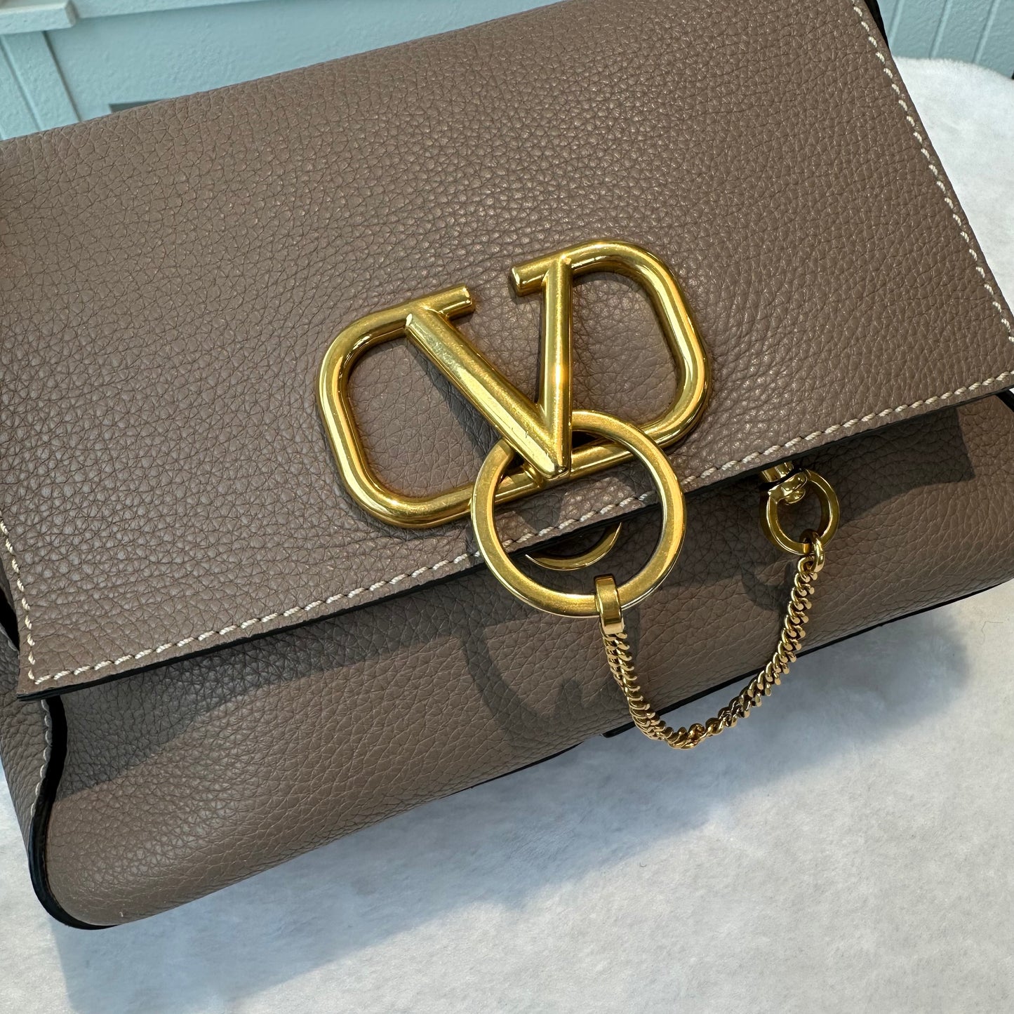 【#263】Pre-owned Valentino Garavani VRing Small Shoulder Bag Taupe Pebbled Leather with Gold-Tone Hardware