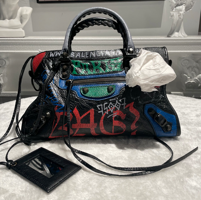 【#300】BALENCIAGA CITY 机车包 黑色拼多色 字母涂鸦 牛皮 mini 铜锭