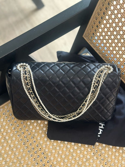 【#037】Pre-owned Chanel Medium Classic Flap Black Caviar Leather Pearl CC Clasp Shoulder Bag HZ25071101300052