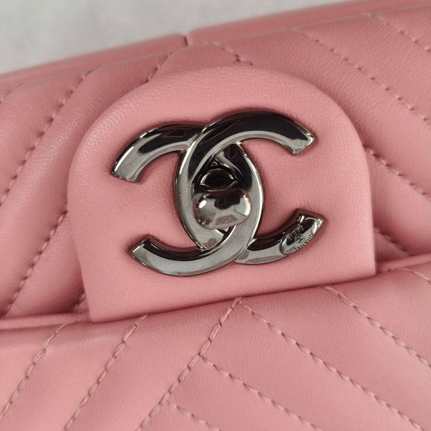 【#247】Pre-owned Chanel Medium Classic Flap Bag Pink Chevron Caviar Leather with Silver-Tone Hardware