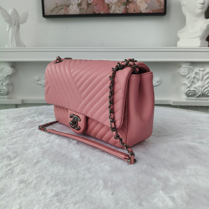 【#247】Pre-owned Chanel Medium Classic Flap Bag Pink Chevron Caviar Leather with Silver-Tone Hardware
