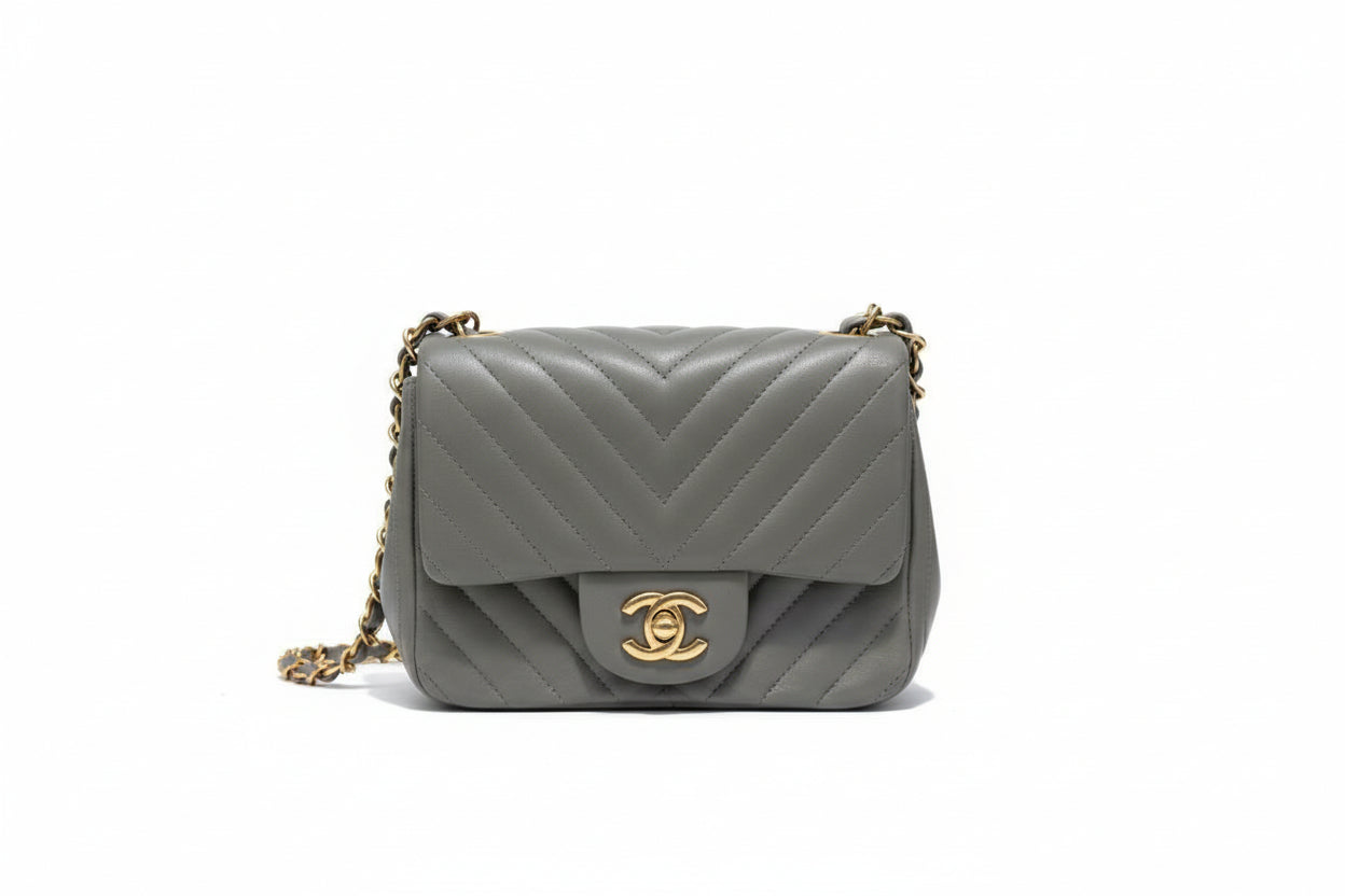 【#019】Pre-owned Chanel Medium Classic Flap Chanel CLASSIC FLAP "Fat Elephant" in Grey, Elephant Grey, V-shaped pattern, cowhide, 18K gold hardware, large size. HZ260306016