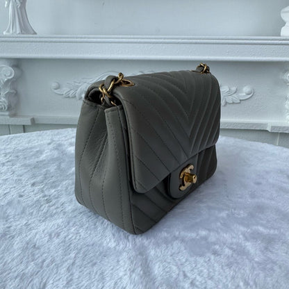 【#019】Pre-owned Chanel Medium Classic Flap Chanel CLASSIC FLAP "Fat Elephant" in Grey, Elephant Grey, V-shaped pattern, cowhide, 18K gold hardware, large size. HZ260306016