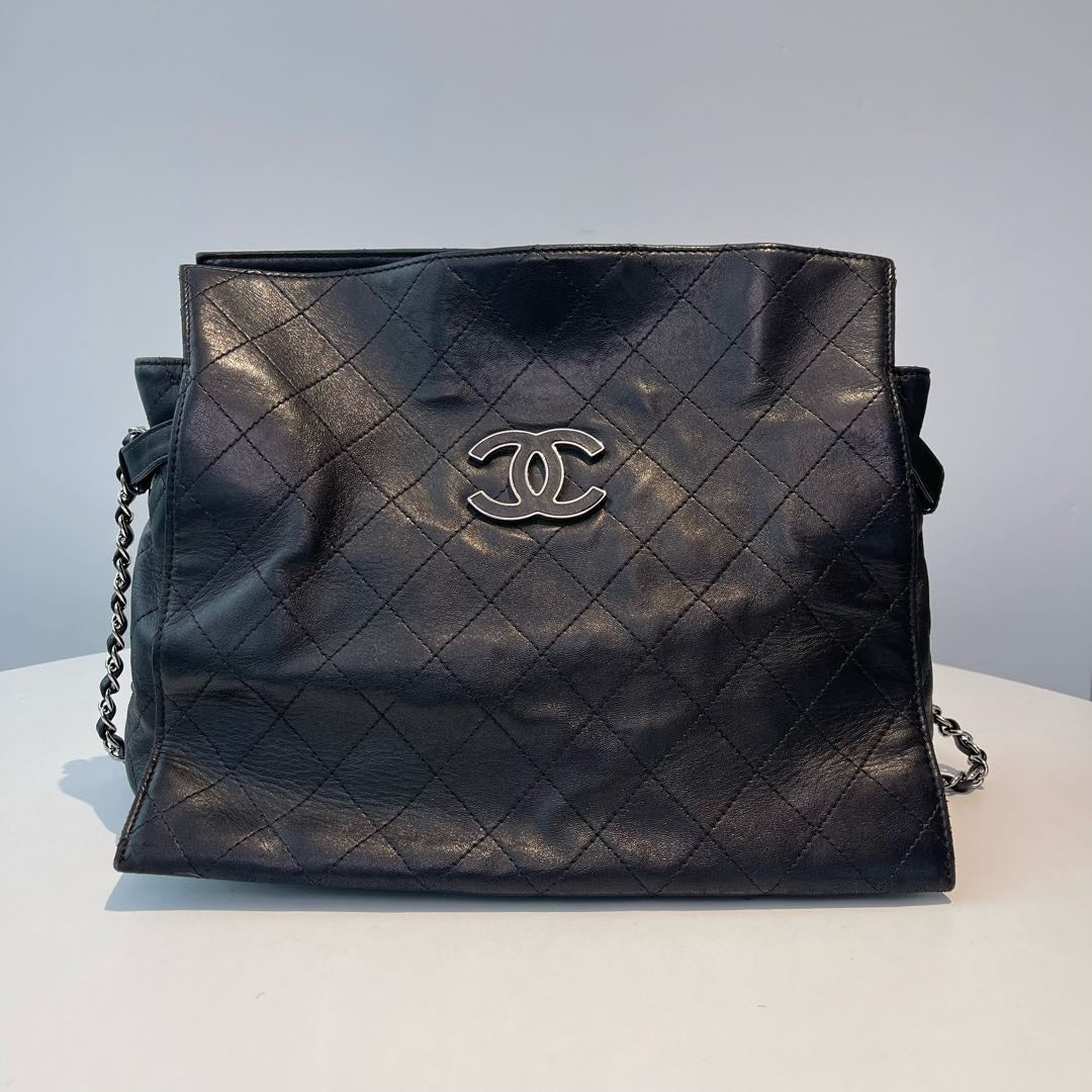【#028】Pre-owned Chanel Medium Classic Flap Black Caviar Leather Shoulder Bag HZ251101014