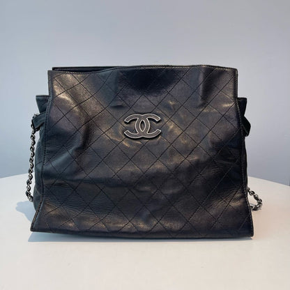 【#028】Pre-owned Chanel Medium Classic Flap Black Caviar Leather Shoulder Bag HZ251101014