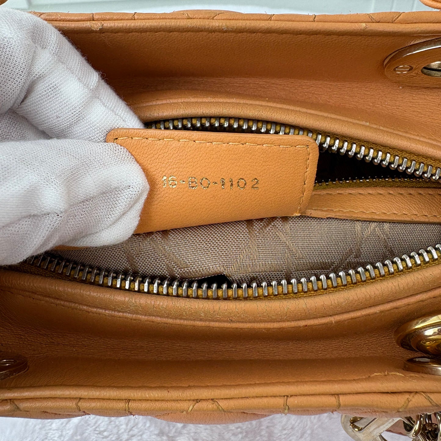 【#134】Pre-owned Dior Lady Dior Medium Lambskin Leather Gold Hardware Shoulder Bag HZ260306012