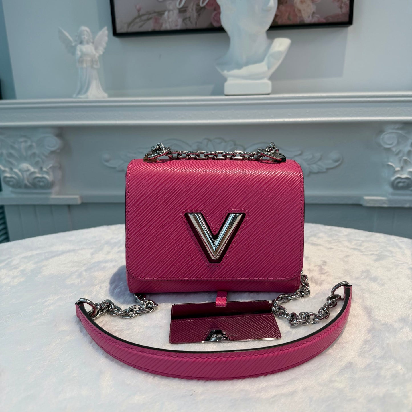 【#055】Pre-owned Louis Vuitton Essential V Mini Hot Pink Epi Leather Chain Crossbody BagHZ2602070&&