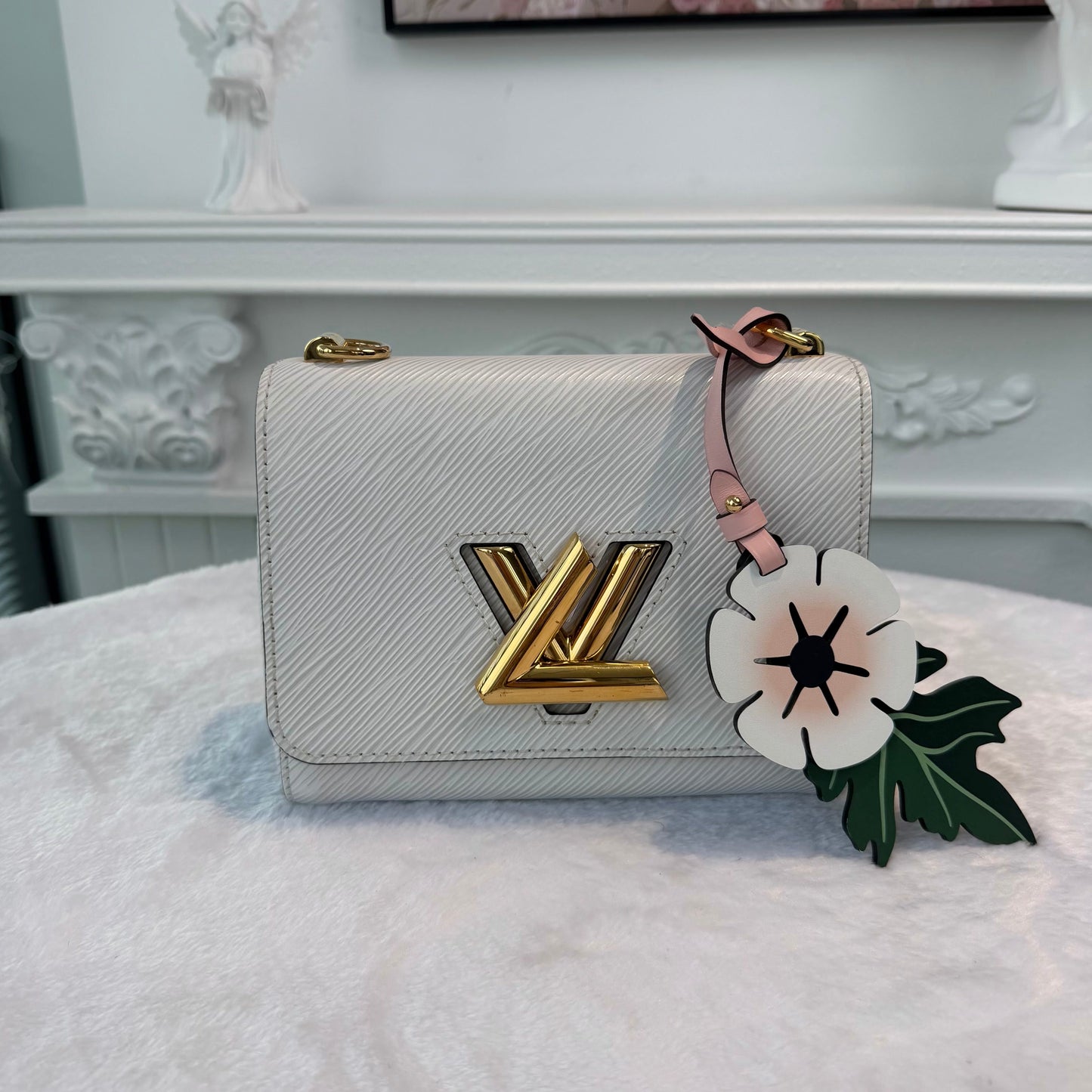 【#276】Pre-owned Louis Vuitton Twist MM Bag Epi Leather in White with Gold-Tone Hardware & Floral Bag Charm