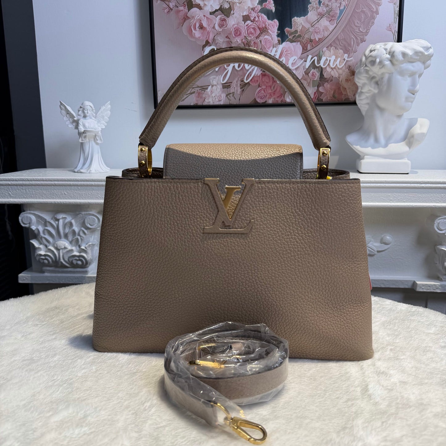 【#057】Pre-owned Louis Vuitton Capucines MM Galet Taurillon Leather Top Handle Bag