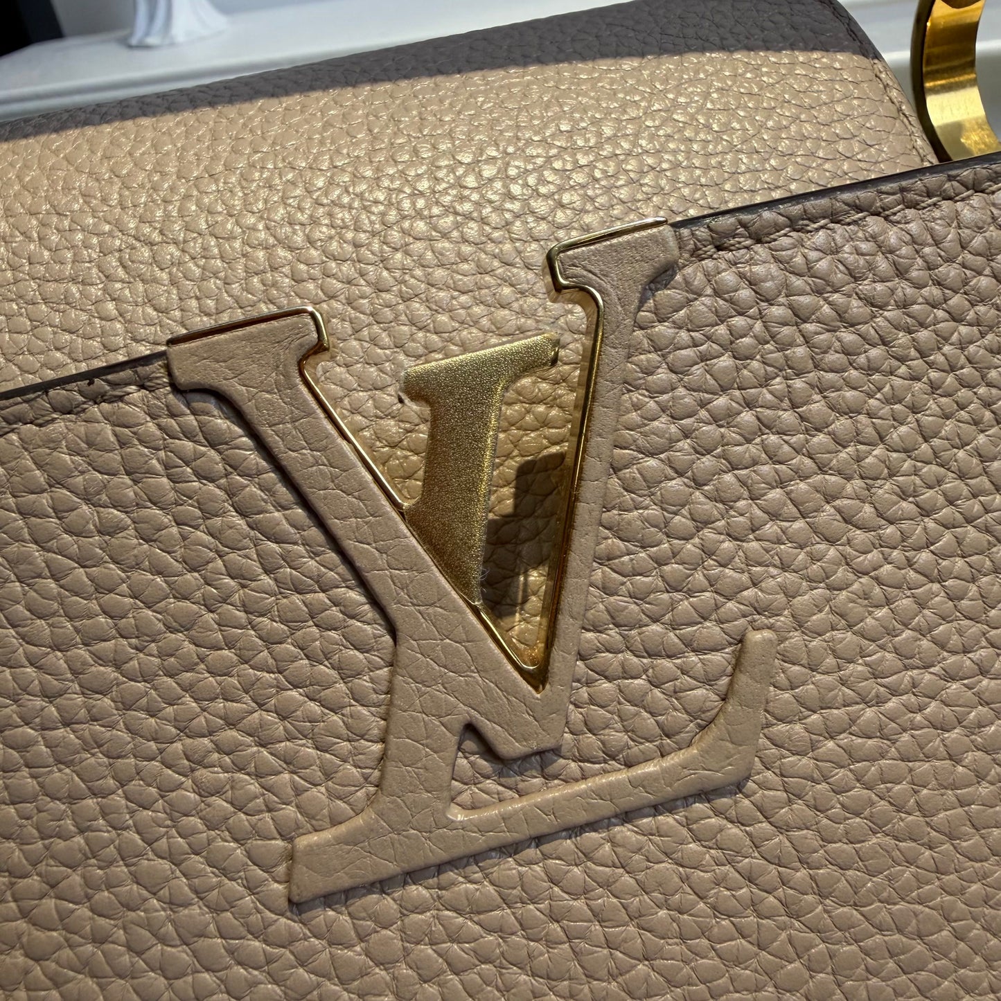 【#057】Pre-owned Louis Vuitton Capucines MM Galet Taurillon Leather Top Handle Bag