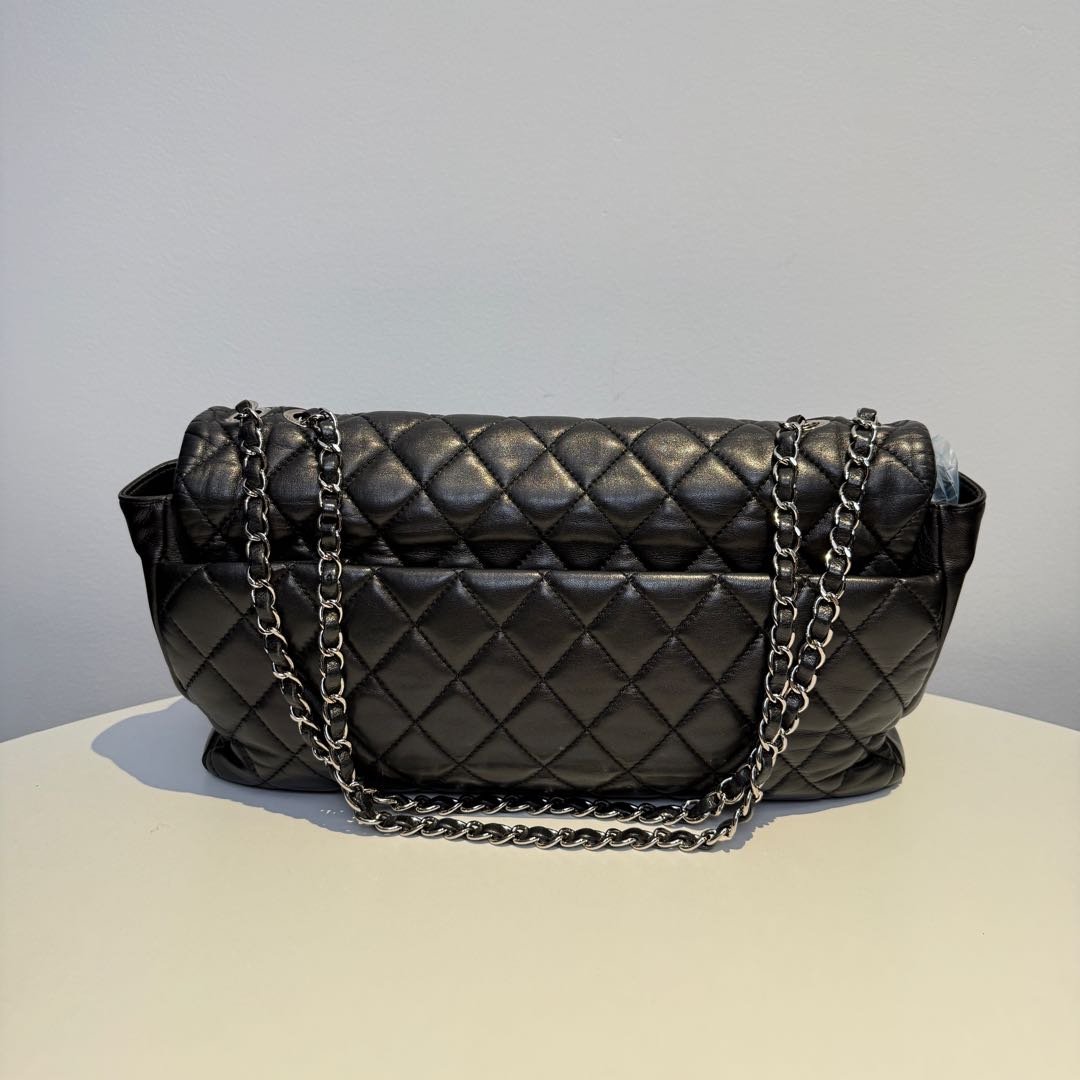 【#029】Pre-owned Chanel Medium Classic Flap Black Caviar Leather Shoulder Bag HZ251022010