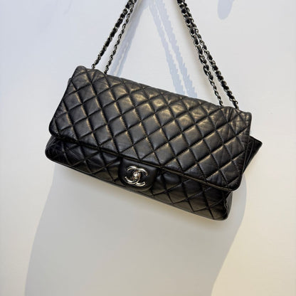 【#029】Pre-owned Chanel Medium Classic Flap Black Caviar Leather Shoulder Bag HZ251022010